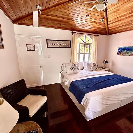 Hotel Angermeyer Waterfront Inn Puerto Ayora  Exteriör bild