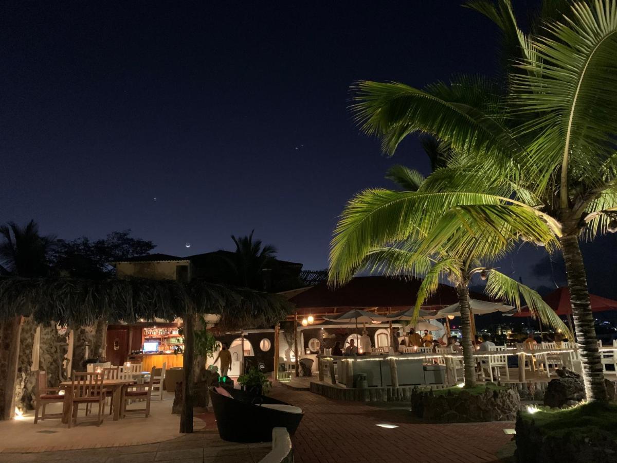Hotel Angermeyer Waterfront Inn Puerto Ayora  Exteriör bild