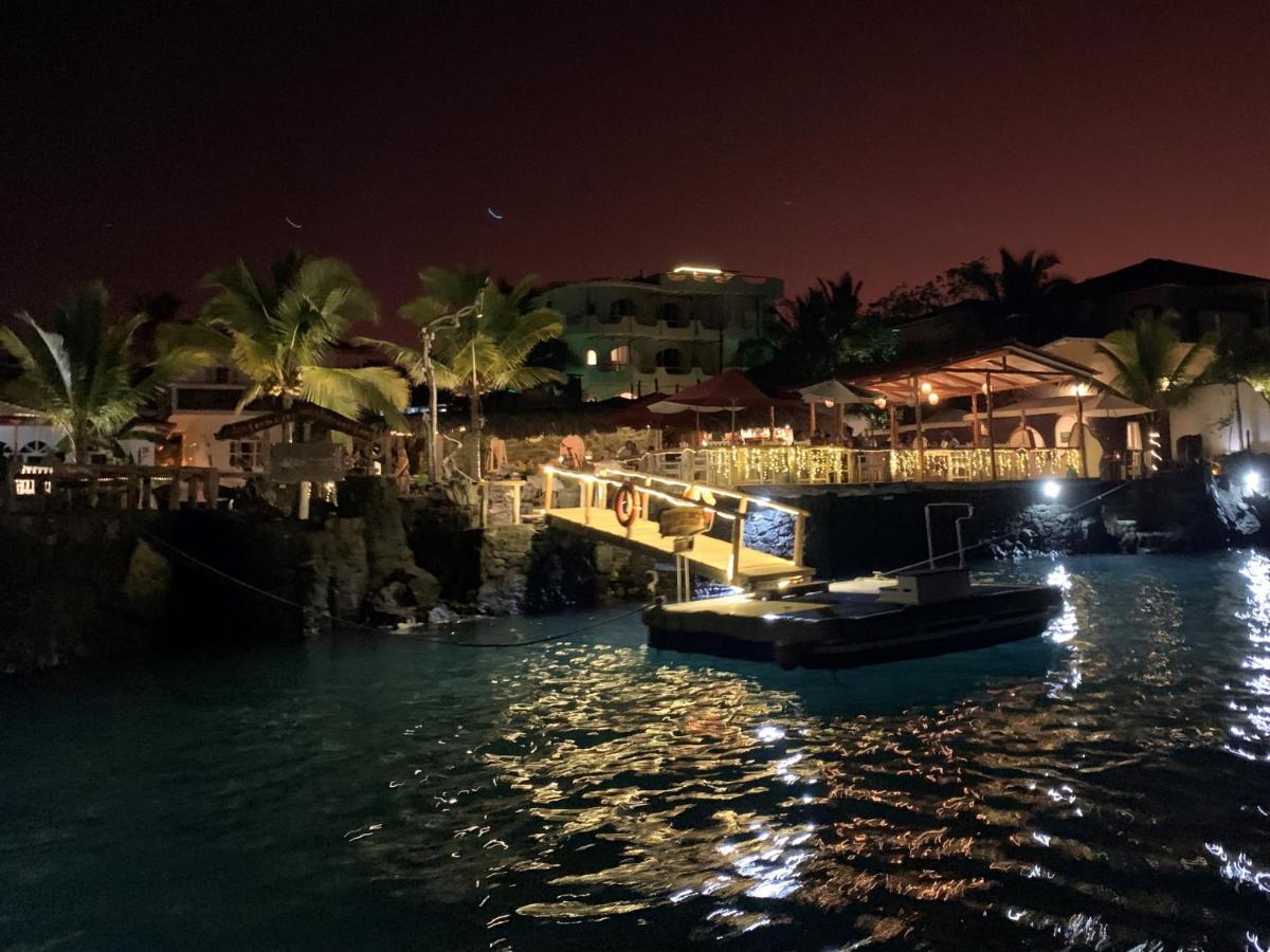 Hotel Angermeyer Waterfront Inn Puerto Ayora  Exteriör bild