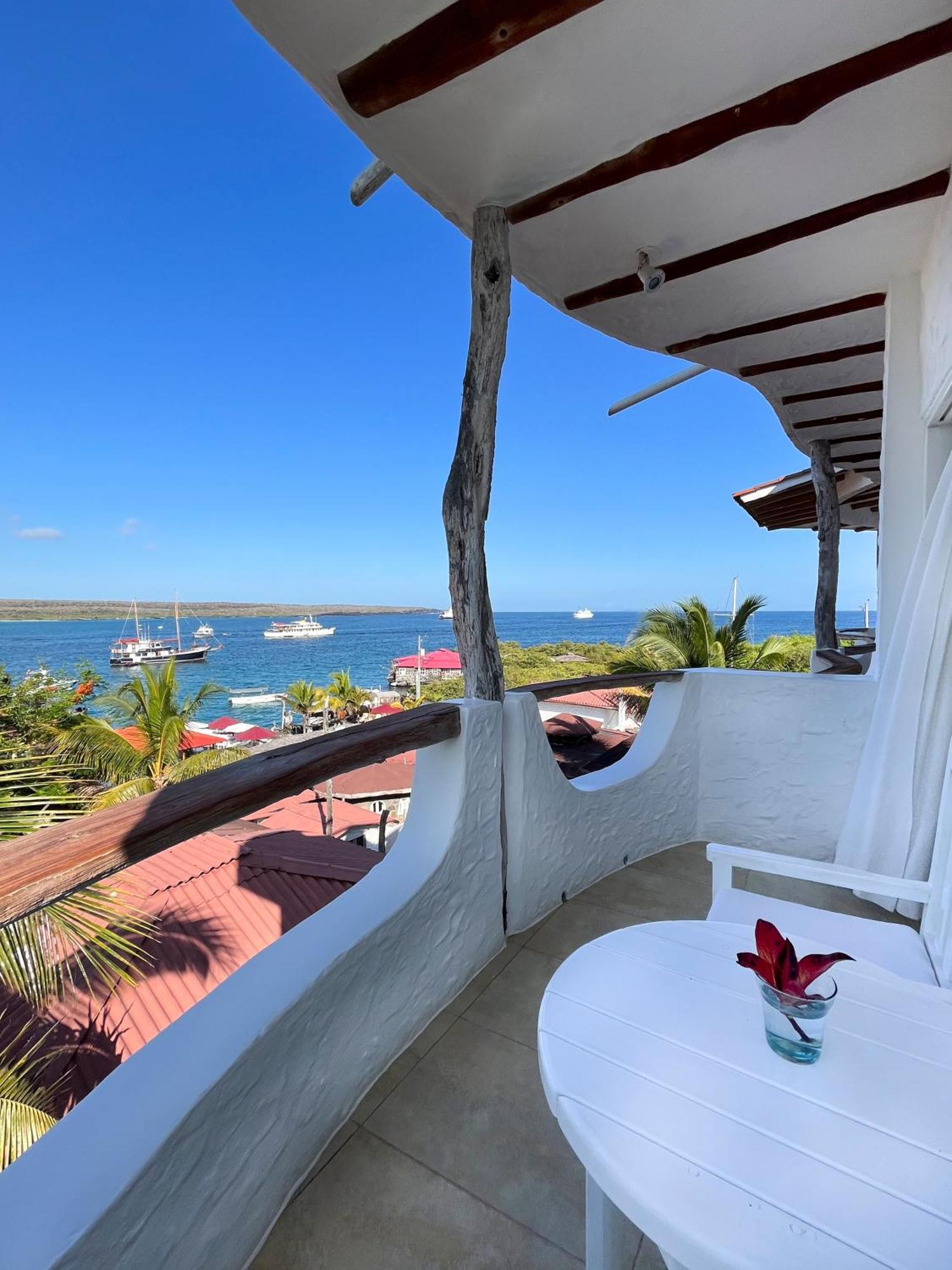 Hotel Angermeyer Waterfront Inn Puerto Ayora  Exteriör bild