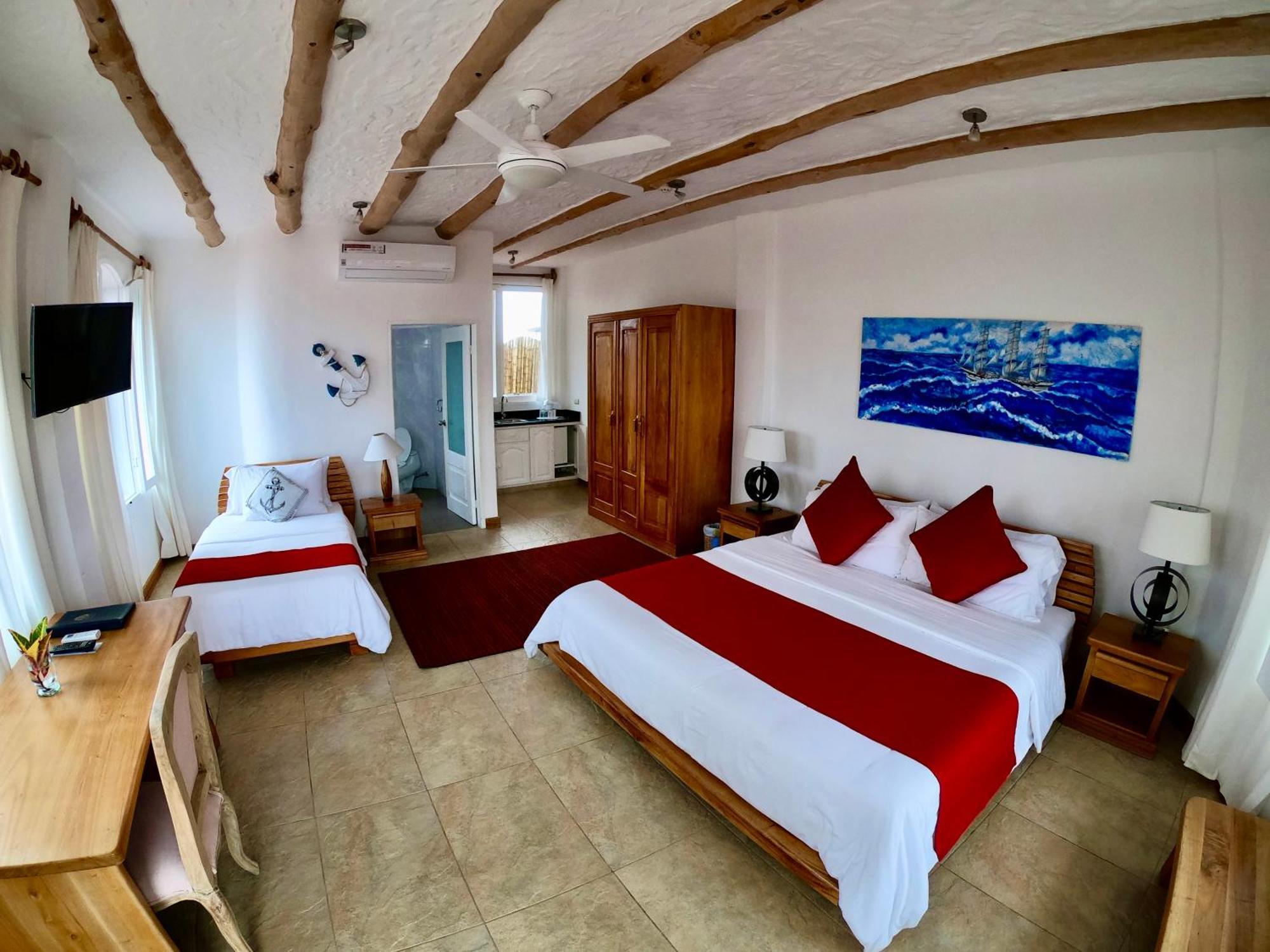 Hotel Angermeyer Waterfront Inn Puerto Ayora  Exteriör bild