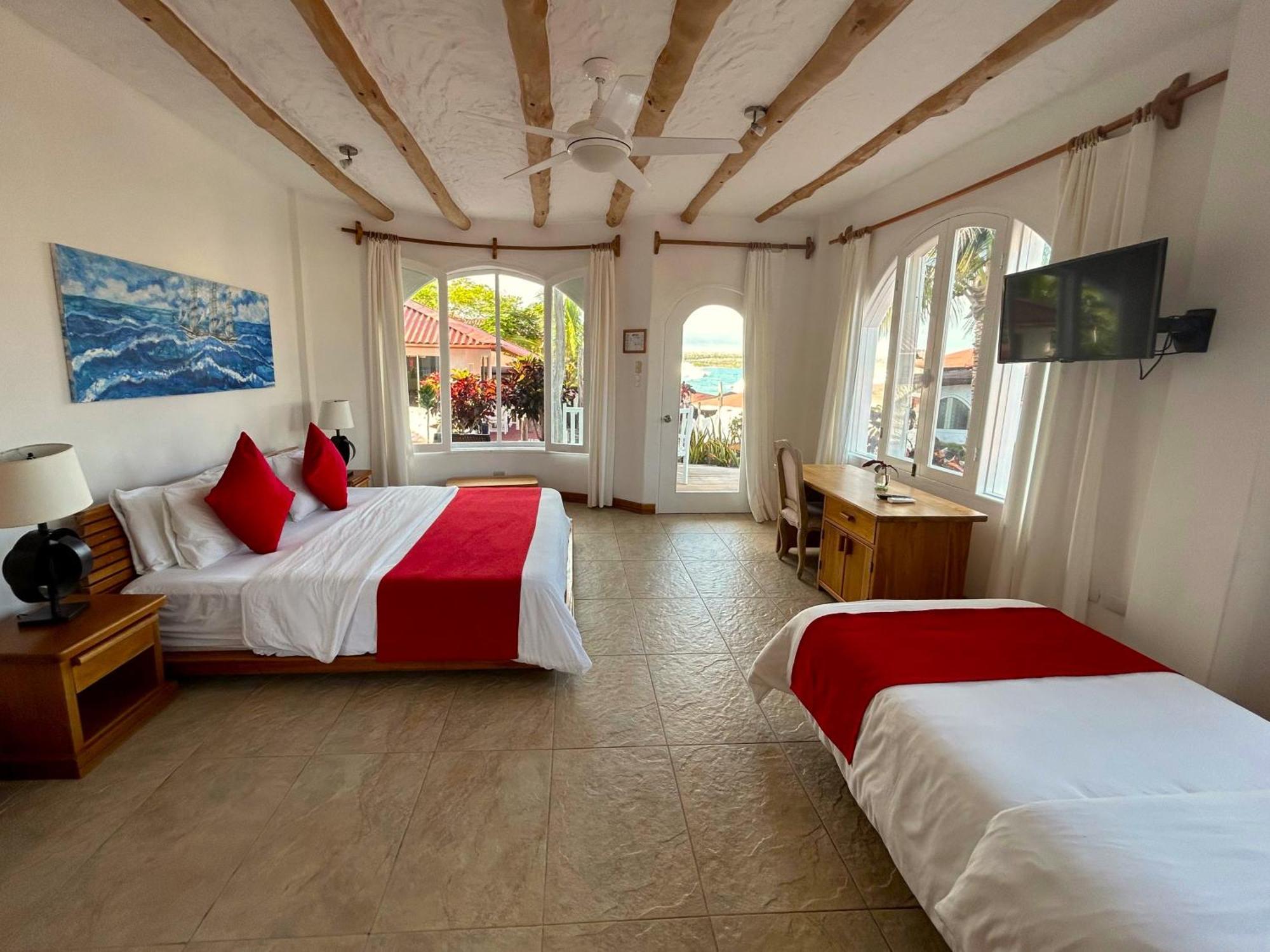 Hotel Angermeyer Waterfront Inn Puerto Ayora  Exteriör bild