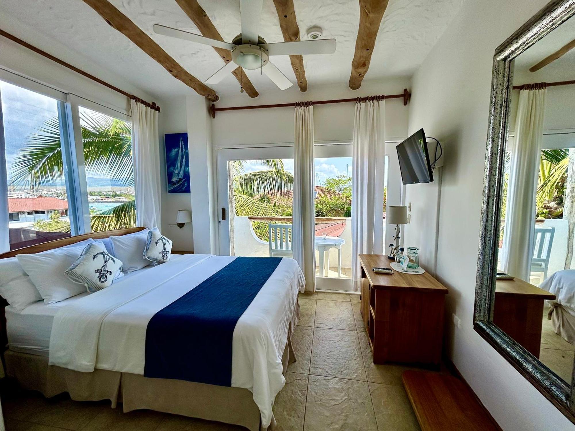 Hotel Angermeyer Waterfront Inn Puerto Ayora  Exteriör bild