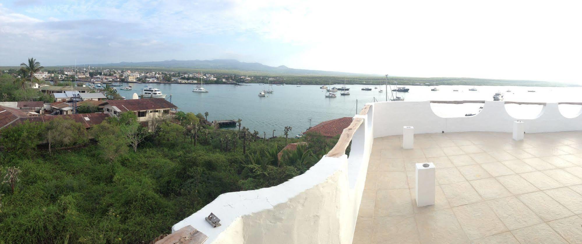 Hotel Angermeyer Waterfront Inn Puerto Ayora  Exteriör bild
