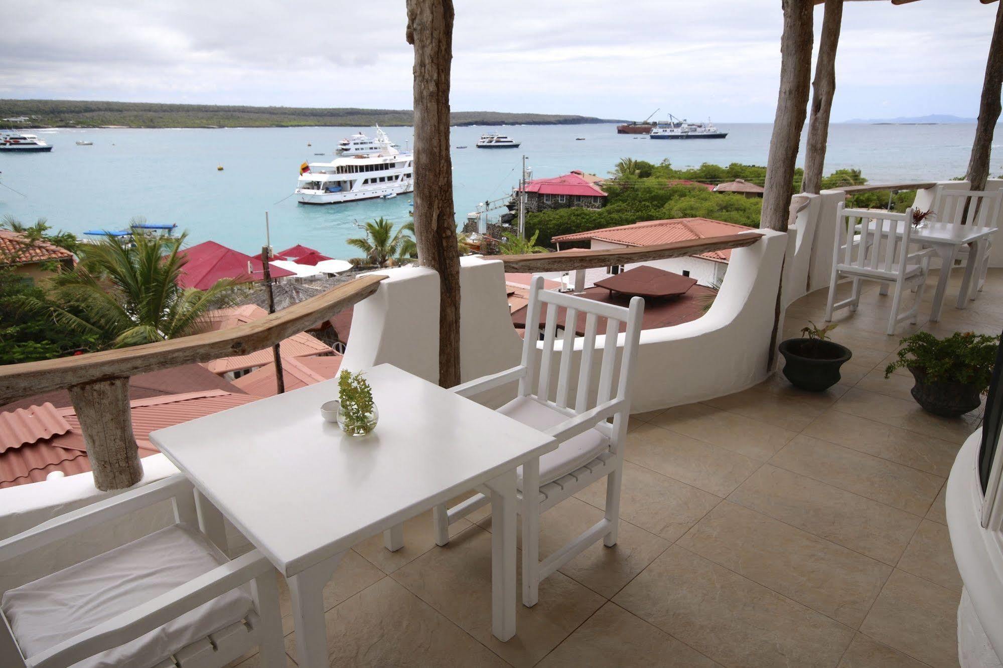 Hotel Angermeyer Waterfront Inn Puerto Ayora  Exteriör bild
