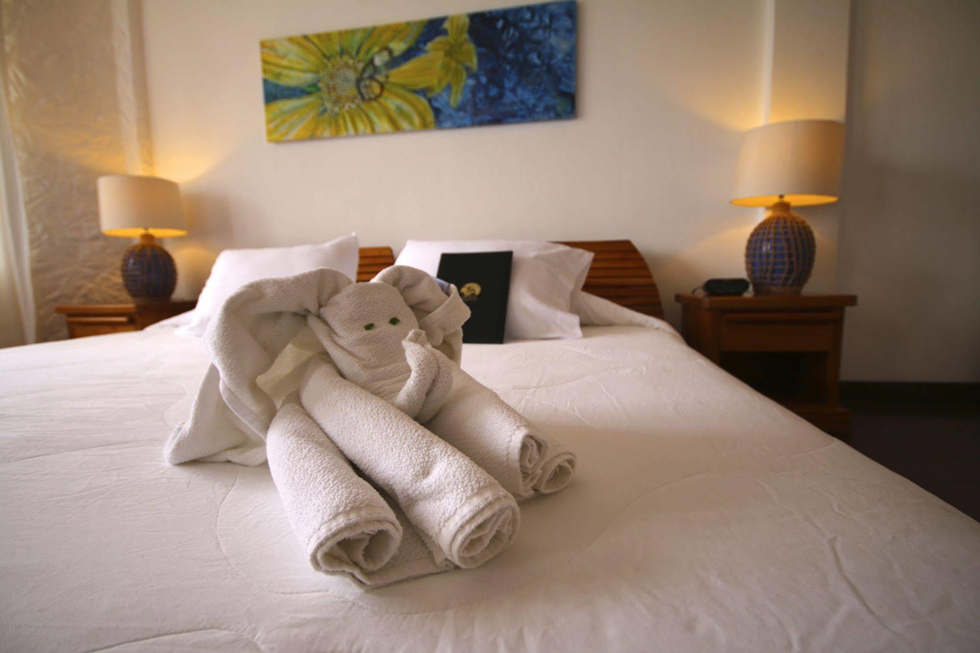 Hotel Angermeyer Waterfront Inn Puerto Ayora  Exteriör bild