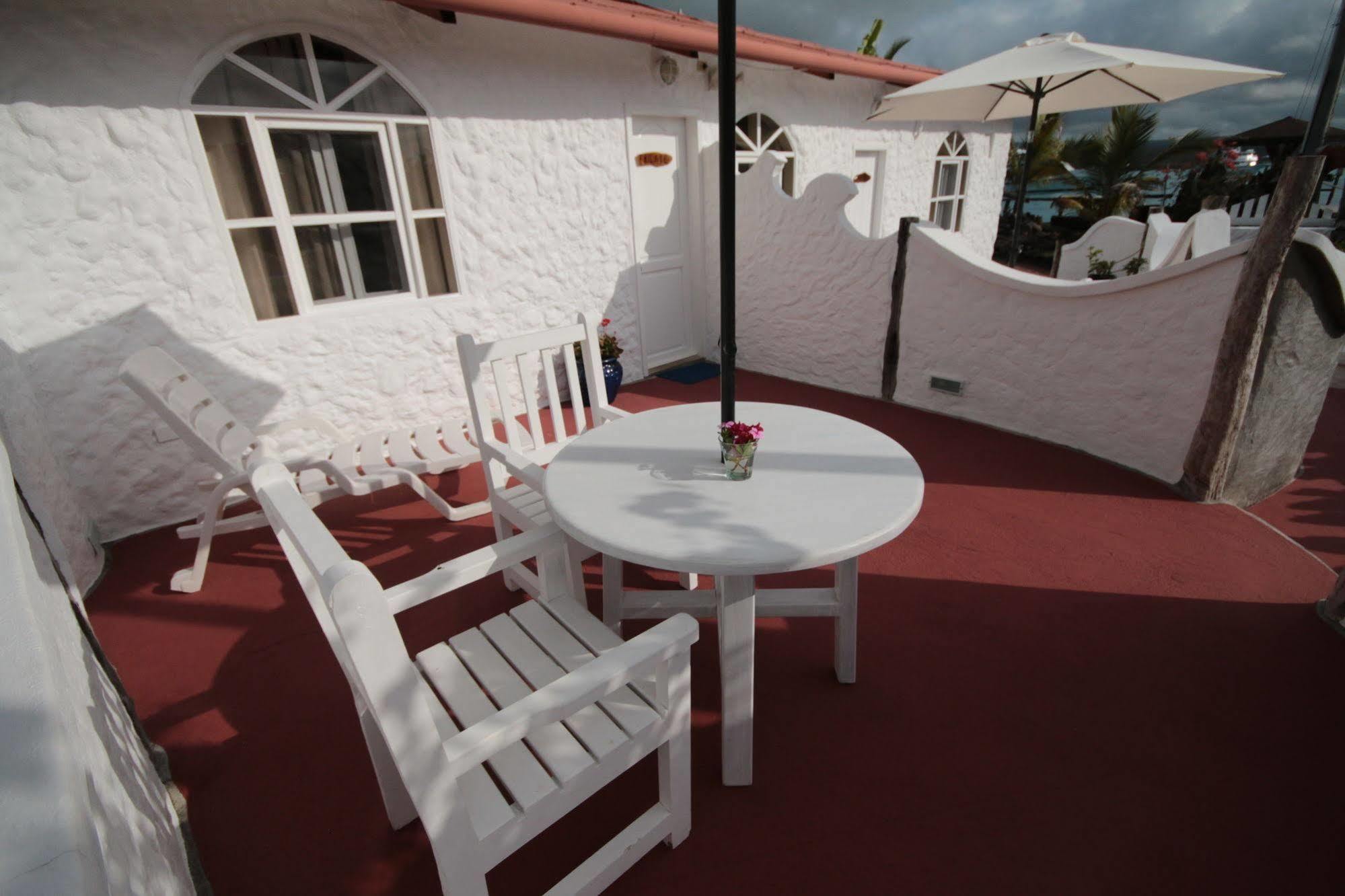 Hotel Angermeyer Waterfront Inn Puerto Ayora  Exteriör bild