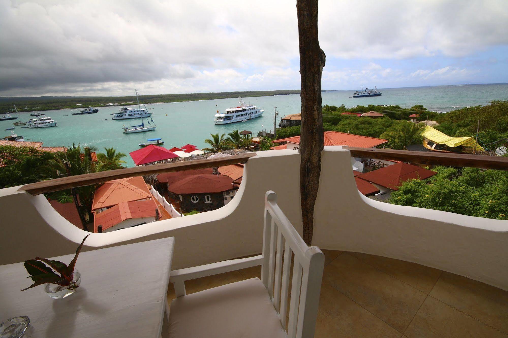 Hotel Angermeyer Waterfront Inn Puerto Ayora  Exteriör bild